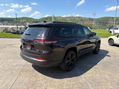 Used 2023 Jeep Grand Cherokee L Limited w/ Black Appearance Package AWD/4WD image 8