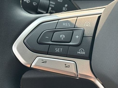 Used 2025 Volkswagen Tiguan SE w/ Panoramic Sunroof Package AWD/4WD image 33