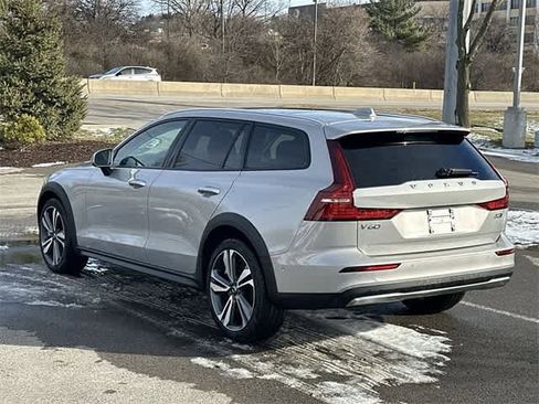 Used 2025 Volvo V60 B5 Cross Country Plus image 25