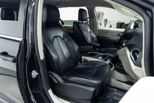 Used 2022 Chrysler Pacifica Touring-L FWD image 25