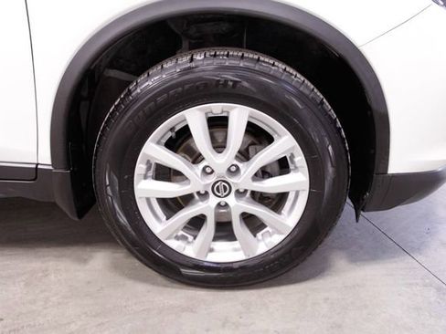 Used 2020 Nissan Rogue SV image 11