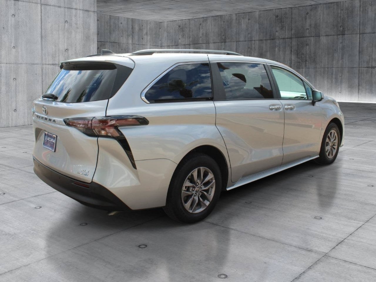 Used 2024 Toyota Sienna XLE FWD image 5