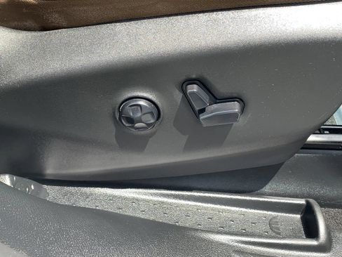 Used 2017 Chrysler Pacifica Limited w/ Advanced Safetytec Group FWD image 23