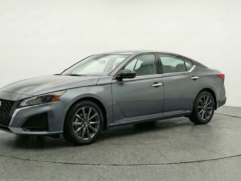 Used 2025 Nissan Altima 2.5 SV image 3