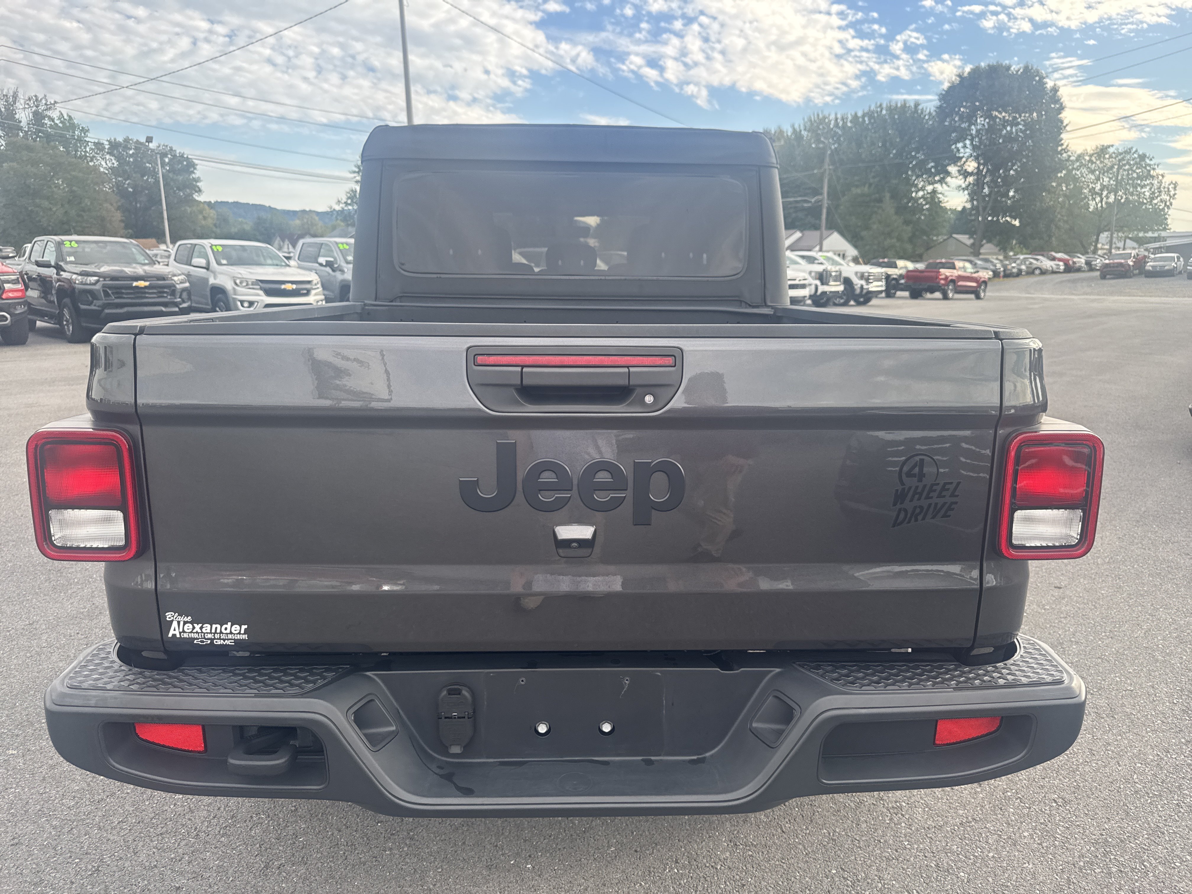 Used 2022 Jeep Gladiator Sport AWD/4WD image 4