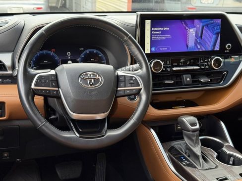 Used 2023 Toyota Highlander Platinum image 32