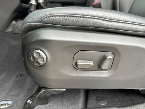 Used 2025 Jeep Wrangler Sahara image 10