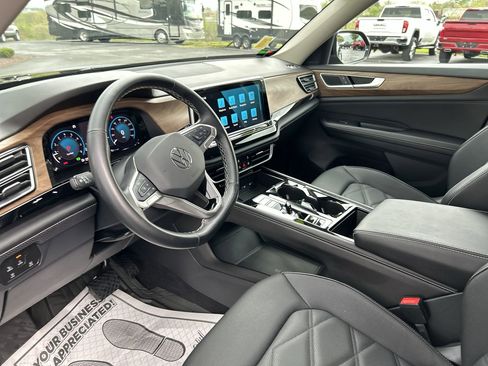 Used 2025 Volkswagen Atlas SE AWD/4WD image 24