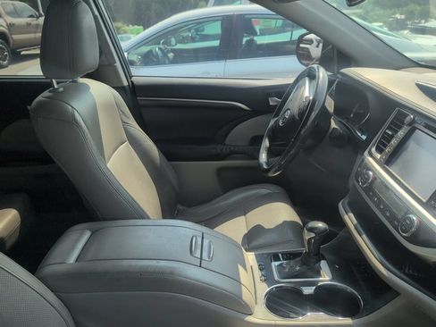 Used 2014 Toyota Highlander Limited FWD image 2