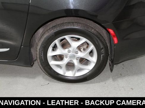 Used 2020 Chrysler Pacifica Touring-L Plus w/ Tire & Wheel Group FWD image 11