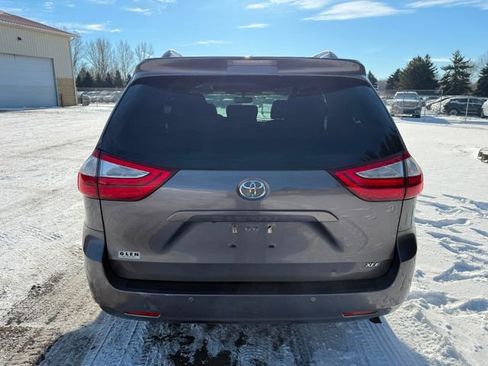 Used 2016 Toyota Sienna XLE Premium image 2