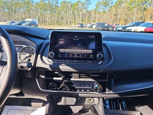 Used 2025 Nissan Rogue SV image 24