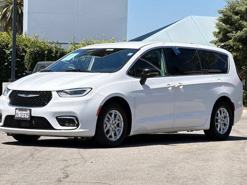 Used 2024 Chrysler Pacifica Touring-L FWD image 8