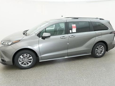 New 2026 Toyota Sienna XLE image 5