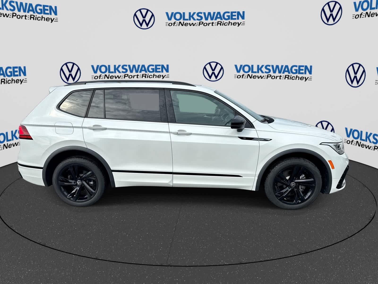 Used 2024 Volkswagen Tiguan SE R-Line FWD image 15