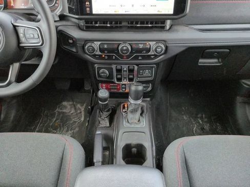 Used 2025 Jeep Gladiator Rubicon AWD/4WD image 18