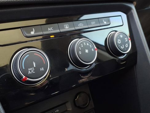 Certified 2023 Volkswagen Taos SE FWD image 30