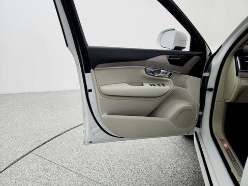 Used 2023 Volvo XC90 B5 Plus image 23