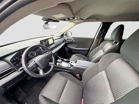 Used 2025 Mitsubishi Outlander ES FWD image 9