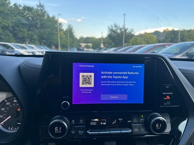 Used 2025 Toyota Highlander LE FWD image 17