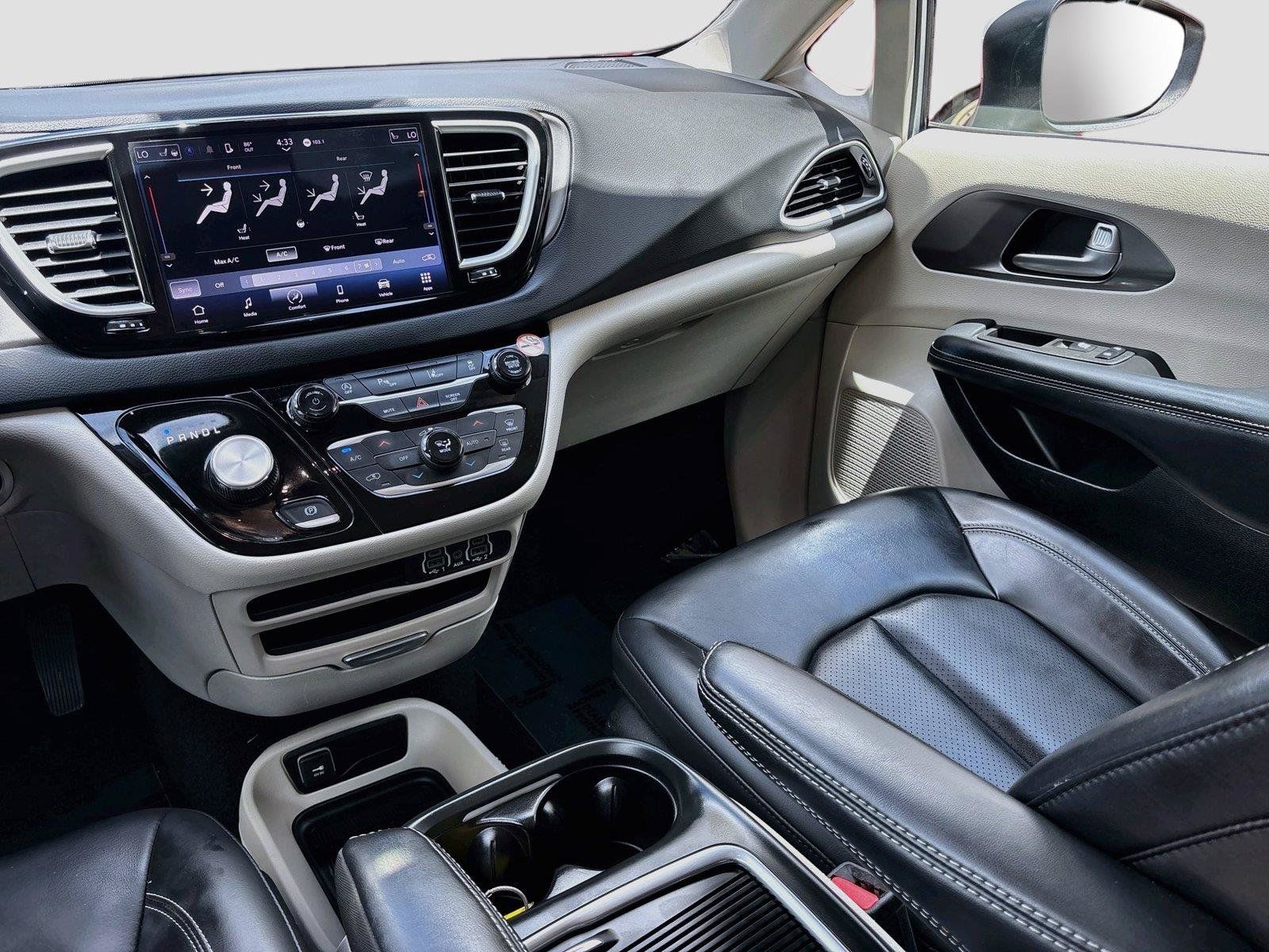 Used 2023 Chrysler Pacifica Touring-L FWD image 22