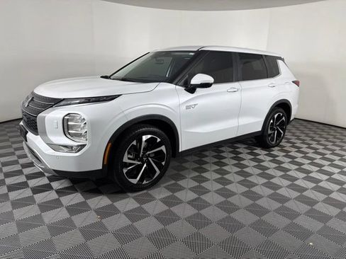 Used 2024 Mitsubishi Outlander SE AWD/4WD image 3