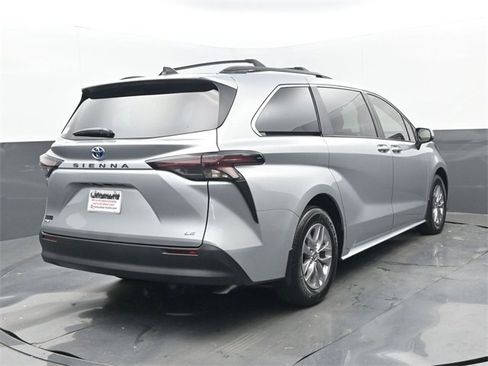 Used 2025 Toyota Sienna LE image 6