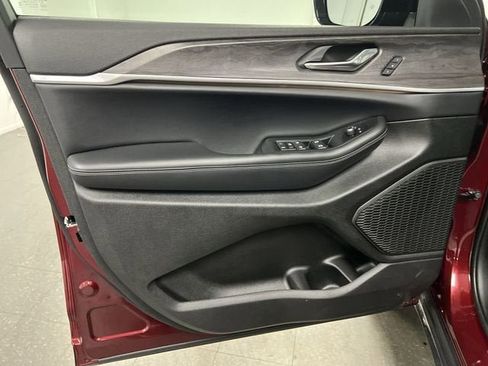 Used 2025 Jeep Grand Cherokee L Limited w/ Black Appearance Package image 23