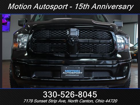 Used 2019 RAM 1500 Classic SLT w/ Black Appearance Group image 3