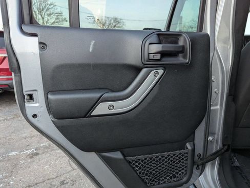 Used 2017 Jeep Wrangler Unlimited Rubicon w/ Connectivity Group image 14