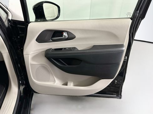 Used 2024 Chrysler Pacifica Touring-L FWD image 31
