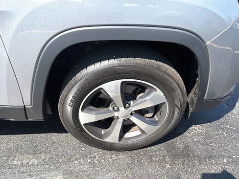 Used 2019 Jeep Cherokee Limited image 9