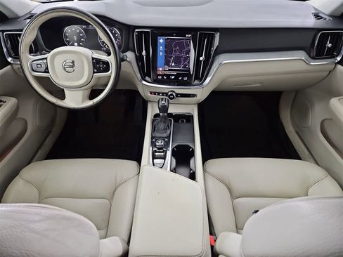 Used 2021 Volvo V60 T5 Cross Country image 15
