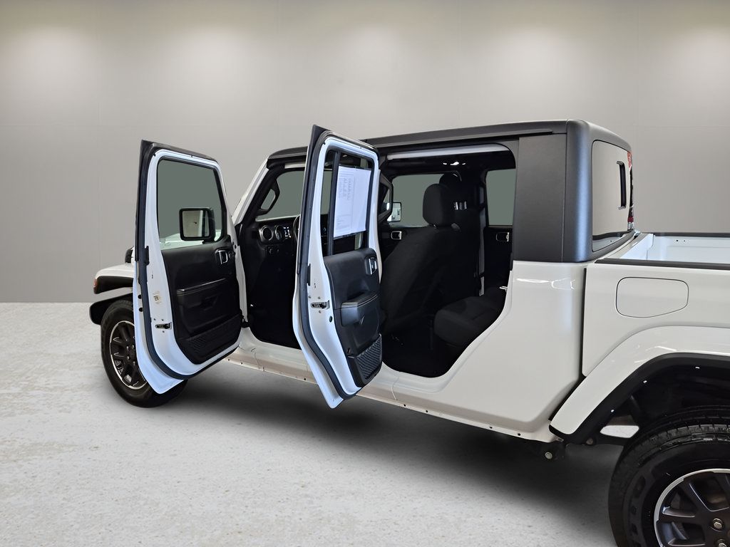 Used 2023 Jeep Gladiator Overland AWD/4WD image 3