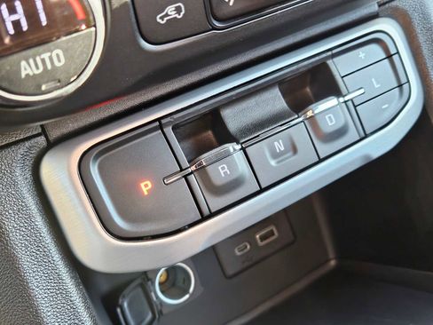 Used 2023 GMC Acadia SLT image 31