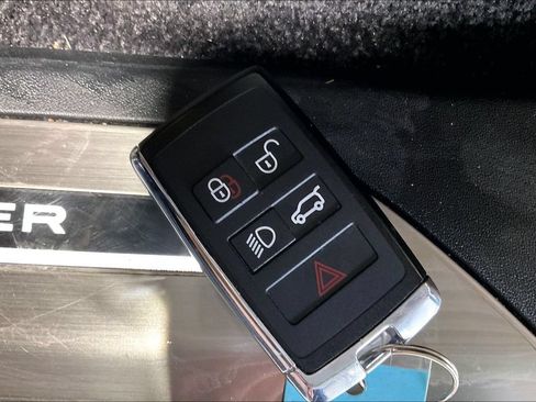 Used 2025 Land Rover Range Rover SE AWD/4WD image 12