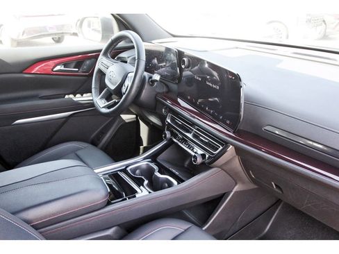 Used 2024 Chevrolet Traverse Z71 AWD/4WD image 29