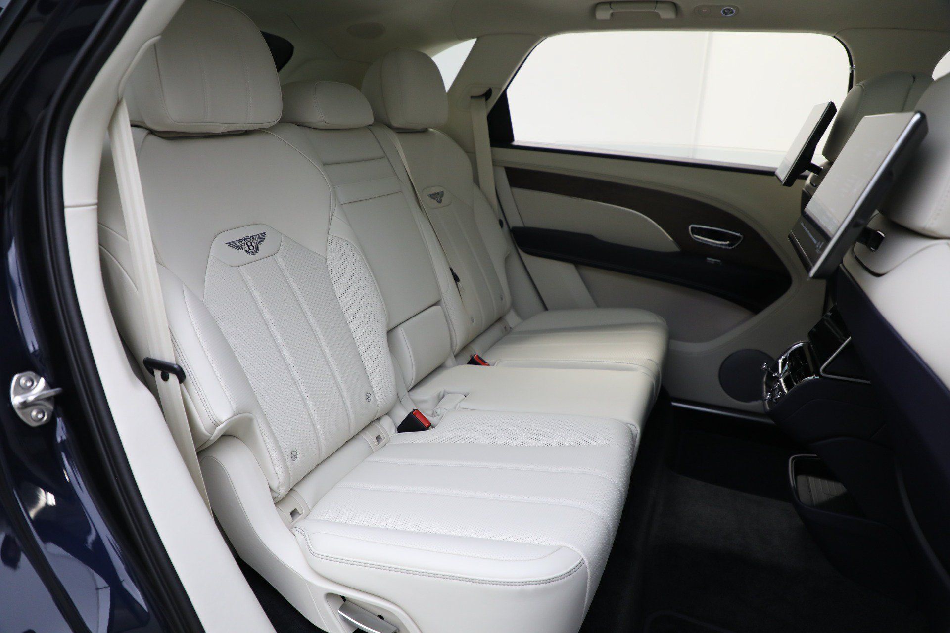 Used 2024 Bentley Bentayga Extended Wheelbase AWD/4WD image 27
