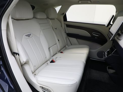 Used 2024 Bentley Bentayga Extended Wheelbase AWD/4WD image 27