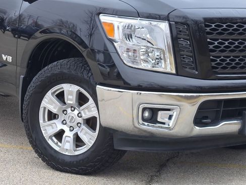 Used 2019 Nissan Titan SV image 3