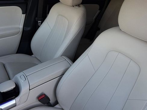 Used 2021 Mercedes-Benz GLB 250 4MATIC w/ Premium Package image 32