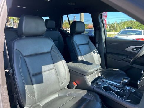 Used 2022 Chevrolet Traverse LT image 39