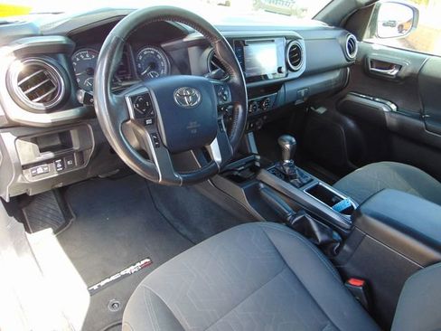 Used 2018 Toyota Tacoma TRD Sport AWD/4WD image 11