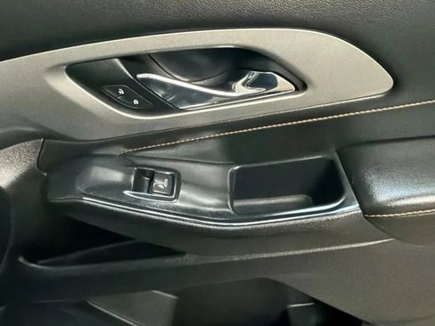Used 2021 Chevrolet Traverse LS FWD image 18