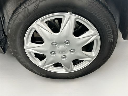 Used 2025 Nissan Kicks SV FWD image 11