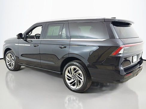 Used 2025 Lincoln Navigator Reserve image 11