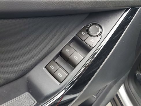 New 2026 Chevrolet Equinox LT w/ Convenience Package II FWD image 21