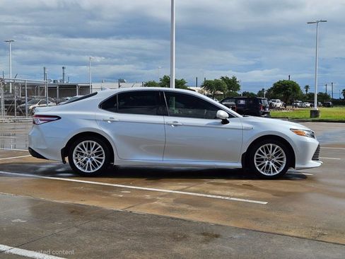 Used 2020 Toyota Camry XLE FWD image 4