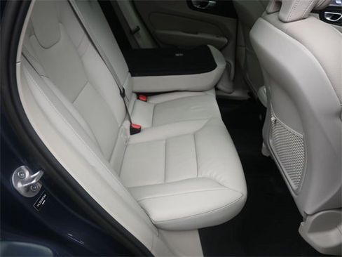Certified 2022 Volvo XC60 B5 Momentum w/ Climate Package image 28