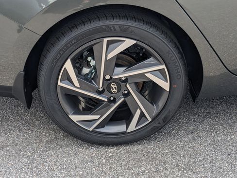 New 2025 Hyundai Elantra Limited image 14